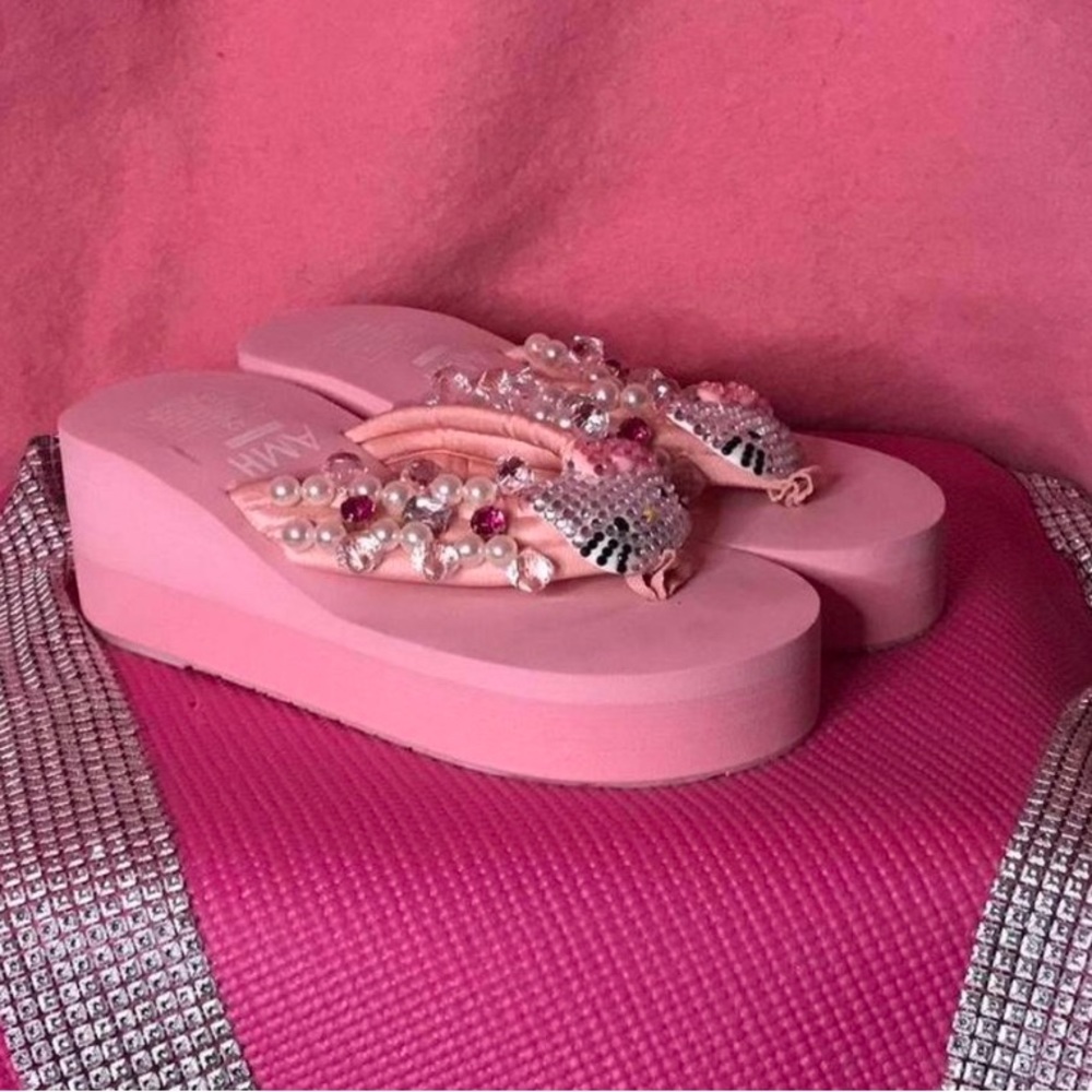 PINK PLATFORM HELLO KITTY FLIP FLOPS 💗